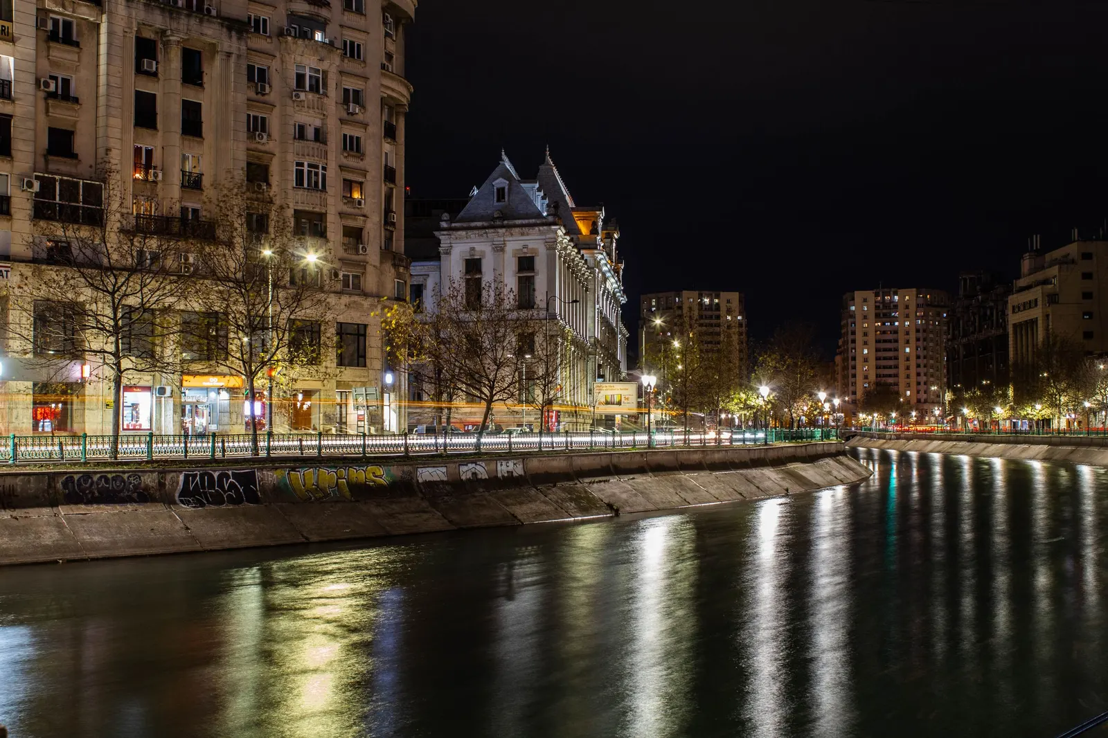The Dâmbovița river in central Bucharest at night